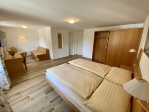 Doppel-Dreibettzimmer